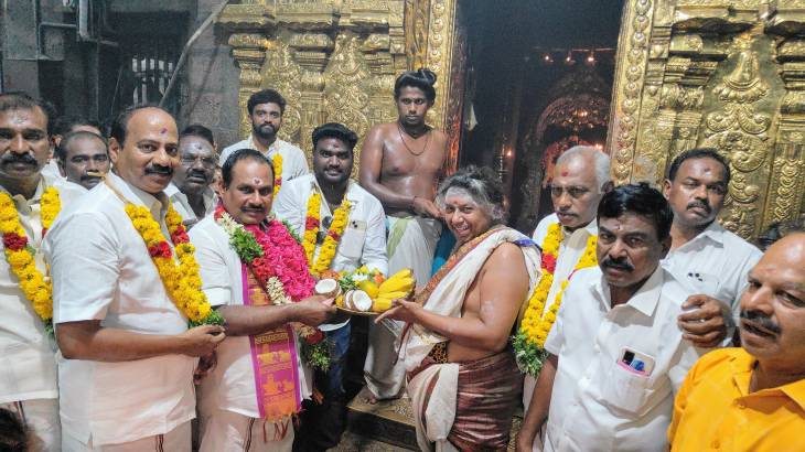 அதிமுக பொதுச்செயலாளர் எடப்பாடி பழனிசாமி பிறந்தநாள்... தூத்துக்குடி தெற்கு மாவட்ட மாணவர் அணி சார்பில் தூத்துக்குடி சிவன் கோவிலில் சிறப்பு பூஜை!