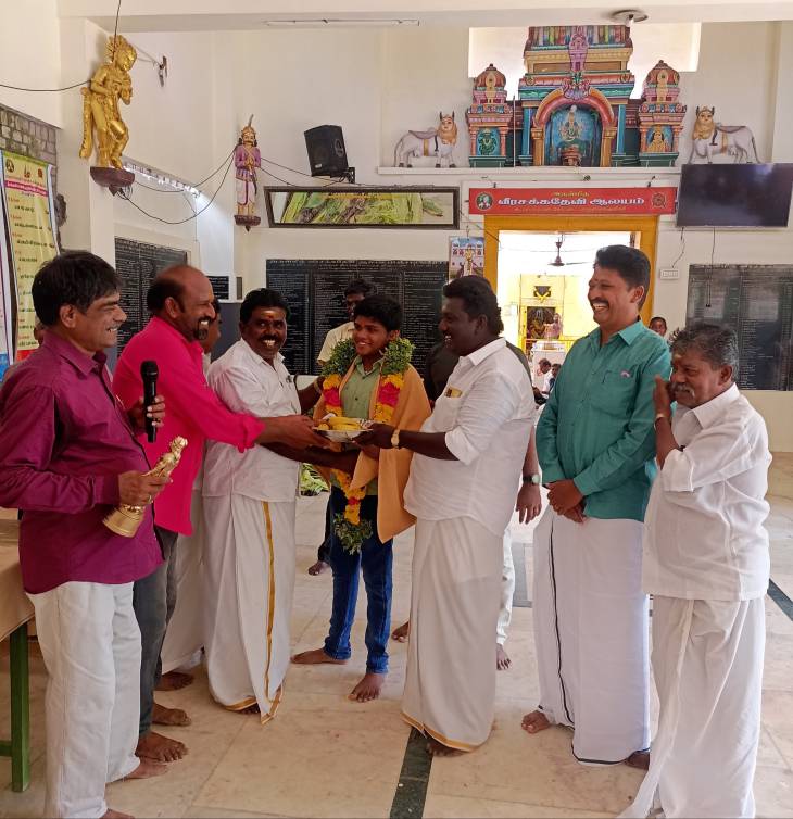 சிறந்த மதிப்பெண்... மாணவன் பொன் பாலமுருகனுக்கு பாஞ்சாலங்குறிச்சி வீரசக்கதேவி ஆலயக்குழு பாராட்டு!

