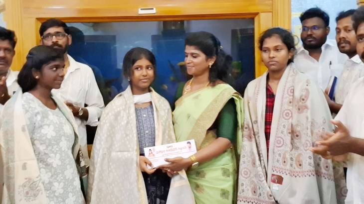 வறுமையிலும் சாதனை... அழைத்து பாராட்டி உதவிய தவெக அஜிதா ஆக்னல்!
