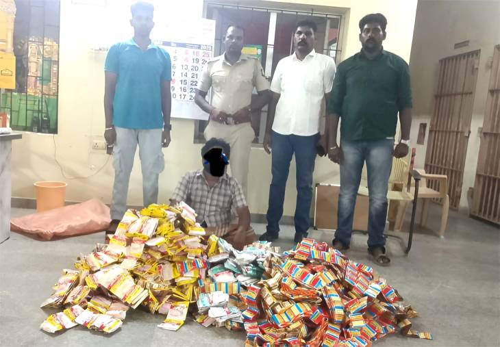 யாருப்பா நீ ? தூத்துக்குடியில் கையில் பையோடு நின்றவரை அமுக்கிய போலீஸ்!