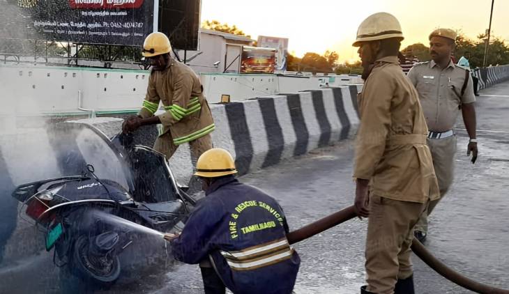 தூத்துக்குடியில் மேம்பாலத்தில் தீப்பிடித்து எரிந்த பைக்!

