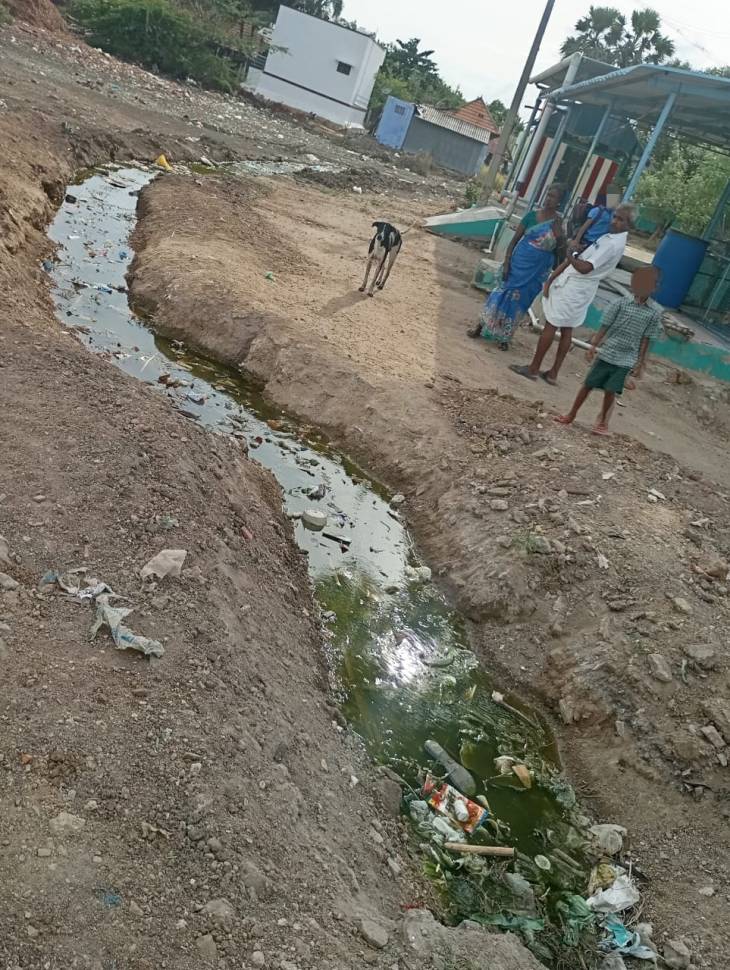 செக்காரக்குடி கிராமத்தில் பொது மக்களுக்கு இடையூறாக இருக்கும் பள்ளம்!

