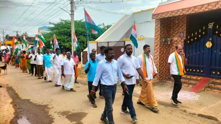 கையில் தேசிய கொடி... கருங்குளம் வடக்கு ஒன்றிய பாஜகவின் தேசப்பற்று!