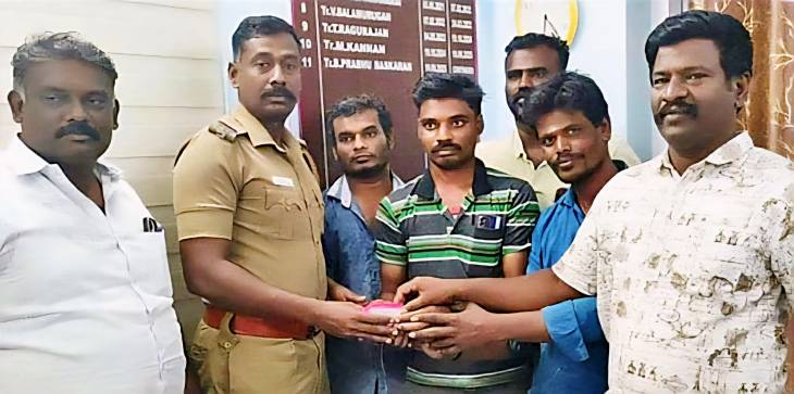 தூத்துக்குடியில் நேர்மையான இளைஞர்கள் 2 பேருக்கு பொதுமக்கள் பாராட்டு!

