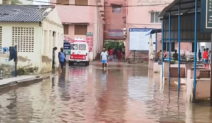 தூத்துக்குடி அரசு மருத்துவமனைக்குள் மழை நீர் புகுந்ததால் நோயாளிகள் அவதி

