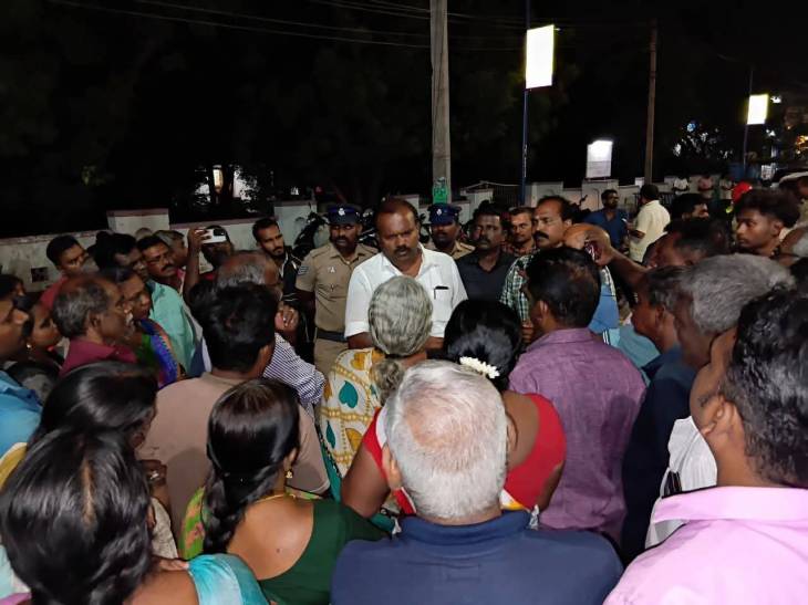 தூத்துக்குடி திமுக கவுன்சிலர் ரெங்கசாமி வார்டில் பொதுமக்கள் ஆவேசம்... மழைநீரை அகற்ற வலியுறுத்தி சாலை மறியல்!

