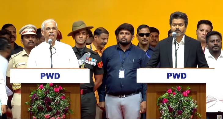 கோட் சூட் அணிந்து தமிழக முதல்வராகப் பொறுப்பேற்றார் விஜய்!

